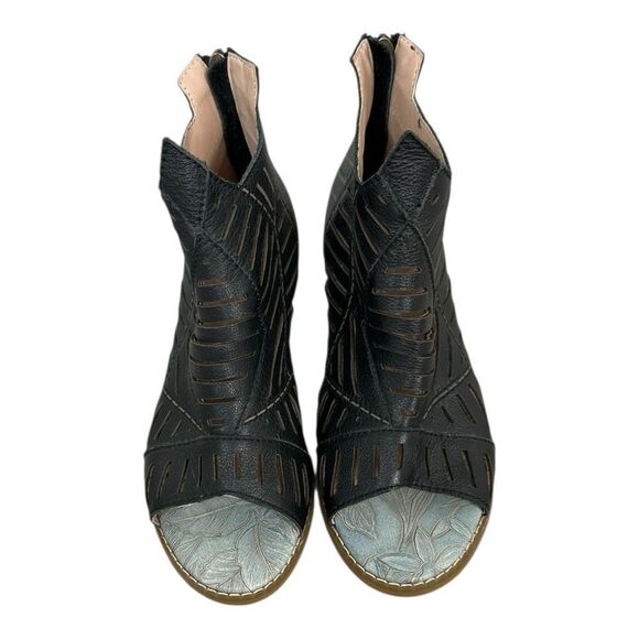 L'Artiste Angular Embossed/cut-outs Peep toe ankle Heel booties Women's size 38 - Picture 7 of 9